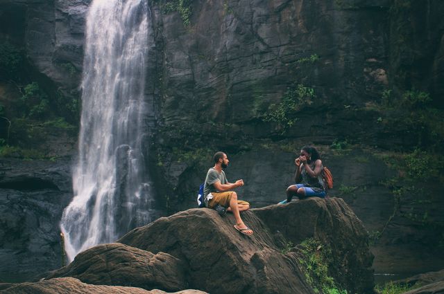 Los mejores regalos de listas de regalos de boda para parejas que aman actividades al aire libre, man and woman near a waterfall.